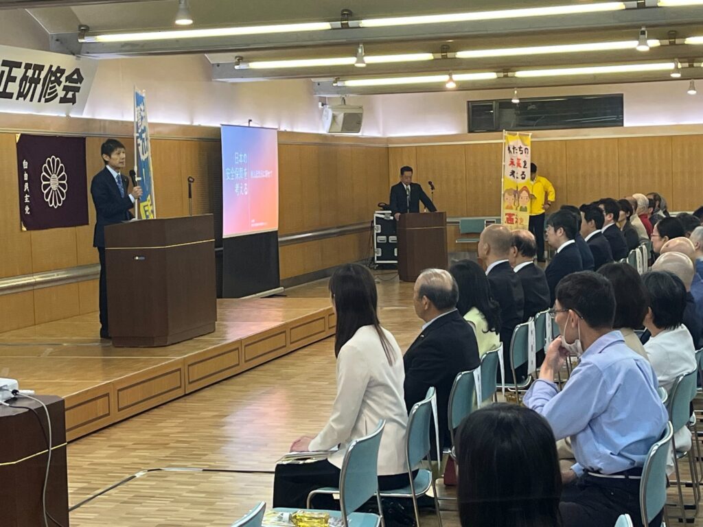 政策講演に登壇する古川俊治議員