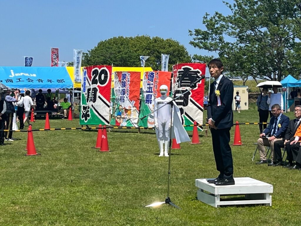 屋外イベントでスピーチする古川俊治議員