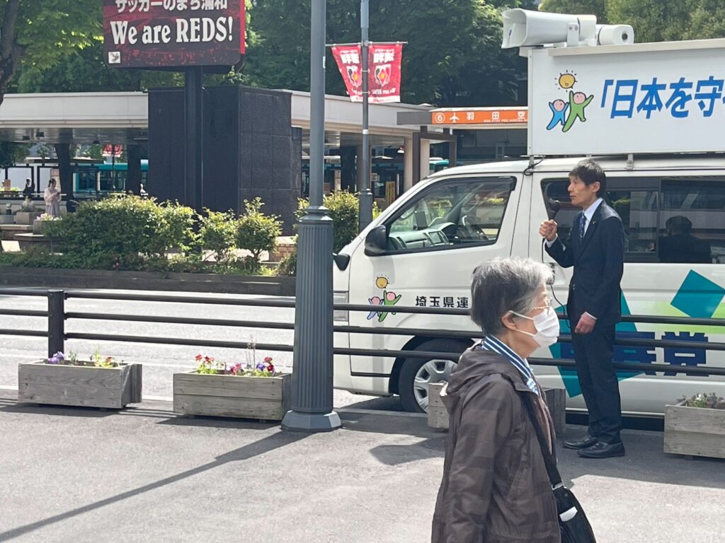 駅前で有権者と対話する古川俊治議員